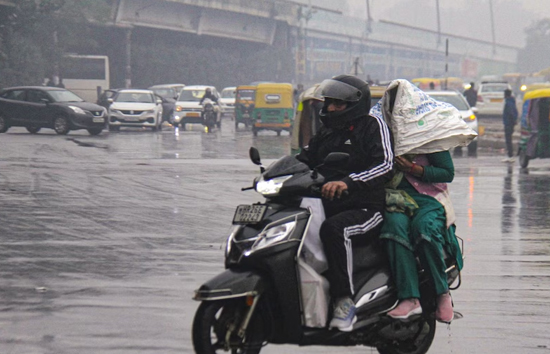  दिल्ली-यूपी समेत कई राज्यों में बारिश से ठण्ड बढ़ी, घने कोहरे के चलते ट्रेनें लेट 