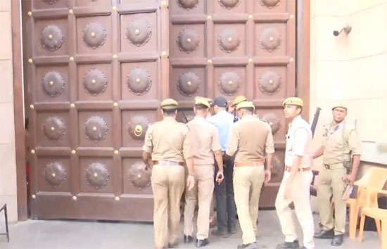 वाराणसी :  कड़ी सुरक्षा के बीच एएसआई शुरू हुआ ज्ञानवापी परिसर का सर्वे, शहर में सुरक्षा  बढ़ाई गई 