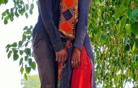 आगरा : आत्महत्या की नियत से दम्पति ने लगाई फांसी,  अधिक वजन होने की वजह से पत्नी की टूट गई रस्सी, बच गई जान, लेकिन पति की मौत