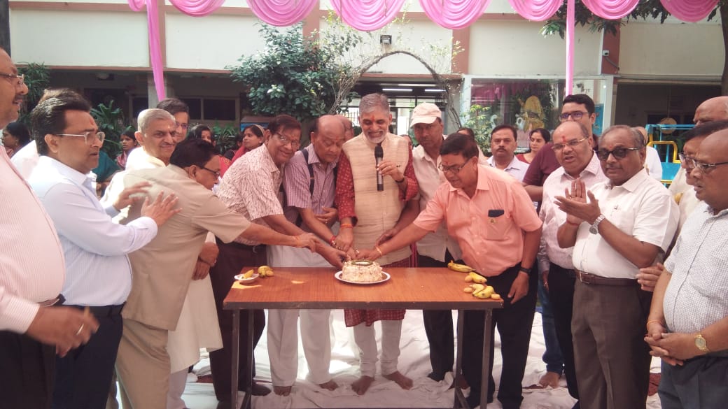 केक काटकर मनाई गई महाराजा अग्रसेन जयन्ती