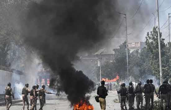 अमेरिकी कॉन्सुलेट के पास तोड़फोड़ और आगजनी के बीच, 35 पाकिस्तानियों की मौत