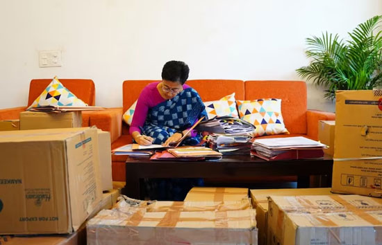 दिल्ली की CM आतिशी का वीडियो आया सामने, कार्टन से भरे कमरे में कर रही है काम 