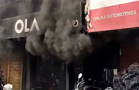 युवक ने Ola Electric के शोरूम में लगाई आग, ठीक से सर्विस नहीं मिलने से था परेशान, कंपनी ने लिया एक्शन 