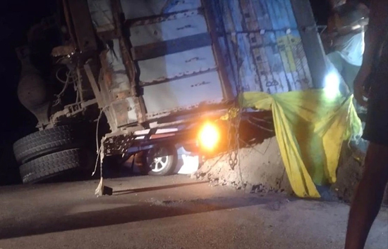 रायबरेली में चलती कार पर पलटा डंफर, 5 की मौत 