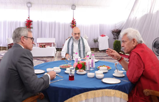 जम्मू-कश्मीर : लंच सीट पर साथ नजर आए, अमित शाह, उमर अब्दुल्ला और उप-राज्यपाल मनोज सिन्हा, तस्वीरें आई सामने 