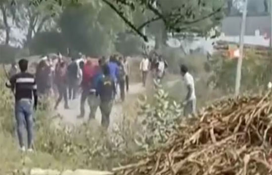 मध्य प्रदेश-छत्तीसगढ़ में वोटिंग के दौरान कई जगहों पर हिंसा, तलवार और फायरिंग से हमला 