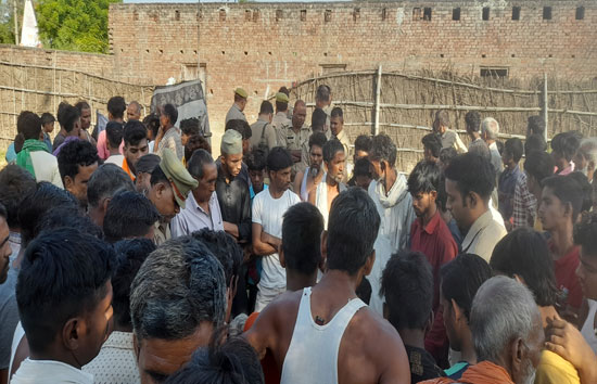 संदिग्ध परिस्थितियों में युवक की गला रेतकर निर्मम हत्या