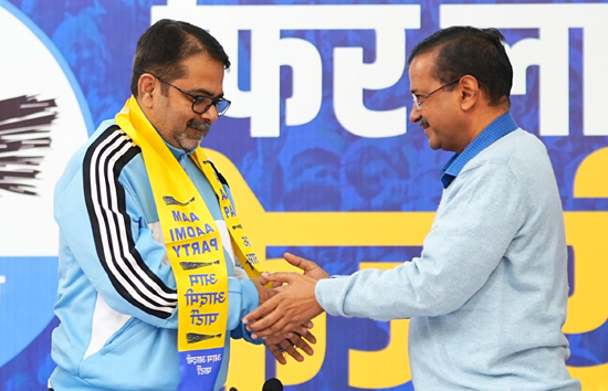 अवध ओझा ने ज्वॉइन की AAP, केजरीवाल-सिसोदिया ने दिलाई सदस्यता, शिक्षा क्षेत्र के  विकास पर फोकस 
