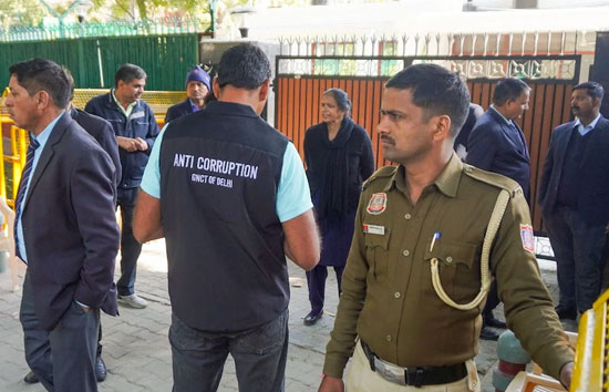 डेढ़ घंटे अरविंद केजरीवाल के घर रुकी ACB की टीम...15 करोड़ वाले आरोप में नोटिस, पूछे 5 सवाल