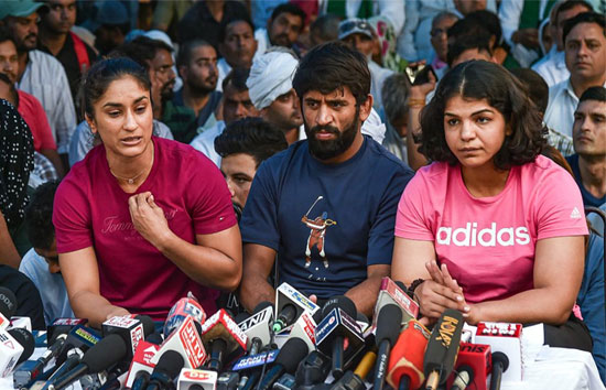 पहलवानों पर कार्रवाई से नाराज यूनाइटेड वर्ल्ड रेसलिंग, WFI को दी सस्पेंड करने की धमकी