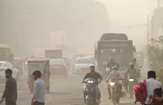 दिल्ली की हवा हुई और जहरीली, सुधार के बाद फिर हालात हुए खराब, देखें AQI