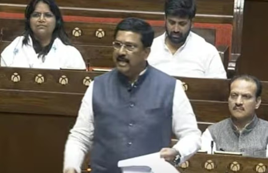 वक्फ संशोधन बिल कांग्रेस नेता ने सरकार को घेरा...हम ट्रेन में नमाज पढ़ते हैं तो क्या ट्रेन हमारी हो गई?