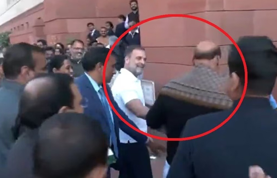 विरोध करने का अनोखा अंदाज, संसद गेट पर राहुल गांधी ने राजनाथ सिंह को दिया तिरंगा और गुलाब