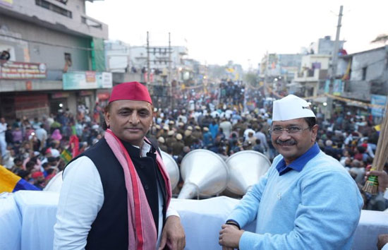 अरविंद केजरीवाल के समर्थन अखिलेश यादव ने किया रोड शो, कहा-दिल्ली में फिर बन रही आप की सरकार 