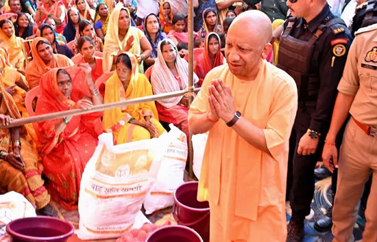 कुशीनगर में बाढ़ पीड़ितों से मिले CM योगी: 'मुश्किल घड़ी में सरकार साथ', 5,000 सूखा राहत पैकेट वितरित