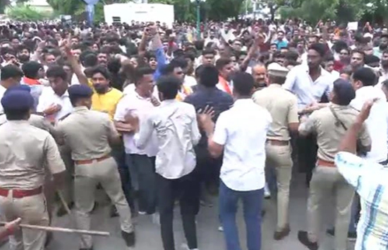 अहमदाबाद : 10वीं क्लास के छात्र की चाकू से गोदकर हत्या, परिजनों ने स्कूल में की तोड़फोड़ 