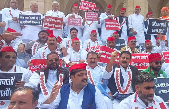 उप्र विधानमंडल सत्र : पहले ही दिन विपक्षी दलों ने सरकार को घेरा, टमाटर की माला पहनकर सपा नेताओं का हंगामा