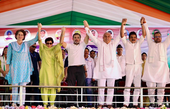 Haryana Chunav : जब मंच से राहुल गांधी ने शैलजा और हुड्डा का मिलवाया हाथ, देखते रह गए दोनों 