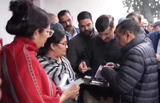 दिल्ली में महिला सम्मान योजना की शुरुआत, केजरीवाल ने खुद से किदवई नगर में किया पहला रजिस्ट्रेशन