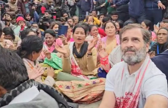 हमारे पास ऑर्डर है फिर भी मंदिर नहीं जाने दिया जा रहा, अफसर पर भड़के राहुल गांधी 