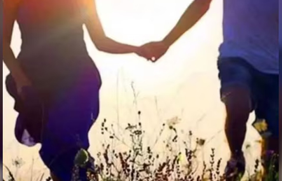 बिजनौर में तीन बच्चों की मां प्रेमी के साथ फरार, घर में रखा पैसा और सोना भी ले गई साथ 