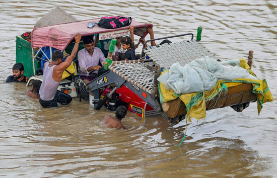 दिल्ली : यमुना का रौद्र रूप, घरों, दुकानों में घुसा पानी, निचले इलाकों में स्कूल बंद, अलर्ट पर दिल्ली 