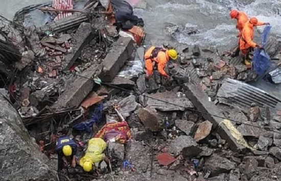 हिमाचल प्रदेश : मलबे में अपनों की तलाश कर रहे लोग, अब 10 की मौत, 45 लापता 