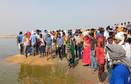 यूपी :  भदोही में गंगा नहाने गए 5 युवक डूबे, 1 को बचाया गया, चार लापता 