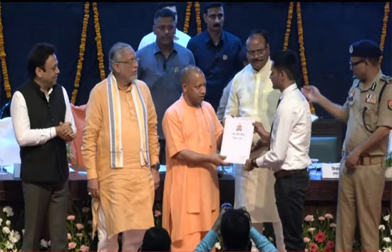 मुख्यमंत्री योगी ने पुलिस विभाग में चयनित अभ्यर्थियों को बांटे नियुक्त पत्र 