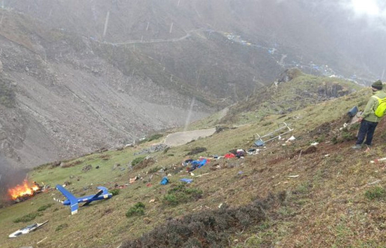 केदारनाथ : श्रद्धालुओं को ले जा रहा हेलीकॉप्टर क्रैश, पायलट समेत 7 की मौत 