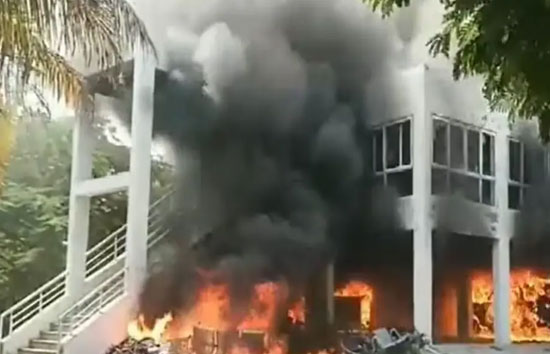 मराठा आरक्षण को महाराष्ट्र में कई जगह फैली हिंसा, प्रदर्शनकारियों NCP विधायक का फूंका बंगला