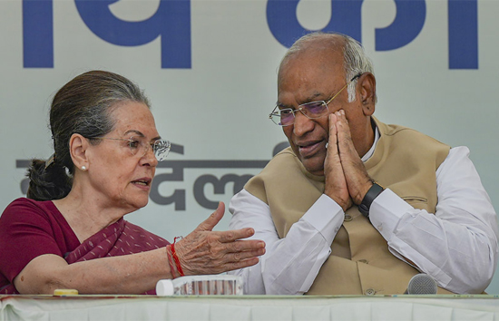 हरियाणा चुनाव : नेता पुत्रों को टिकट मिलने पर कांग्रेस में बवाल, सोनिया ने अपनाया ये फार्मूला तो खड़गे करेंगे राहुल से बात