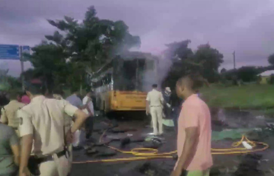 महाराष्ट्र : नासिक में बस में लगी आग, 12 लोग जिंदा जले, मौके पर नहीं पहुंची एंबुलेंस