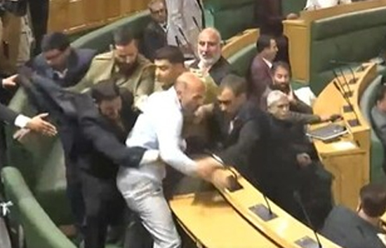370 पर जम्मू-कश्मीर विधानसभा में लगातार तीसरे दिन भी बवाल विधायकों के बीच धक्का-मुक्की और हाथापाई