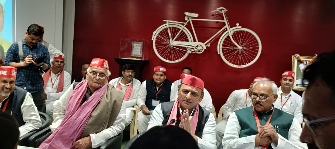 अखिलेश का सीएम योगी से सवाल - क्या मुख्यमंत्री आवास का नक्शा पास है 