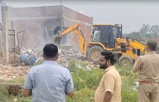 लखनऊ : गुडंबा  में घर में संचालित अवैध पटाखा फैक्ट्री में विस्फोट,  2 लोगों की मौत, कई गंभीर 