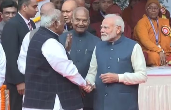 आंबेडकर की पुण्यतिथि के मौके पर प्रधानमंत्री मोदी के साथ हाथ मिलाकर ठहाका लगाते दिखे खड़गे, वीडियो वायरल 