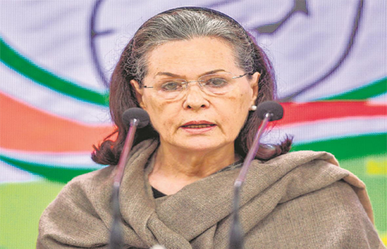 अडानी मामले में सोनिया ने मोदी सरकार पर साधा निशाना, कहा-दोस्तों को लाभ पहुंचाने की नीति ने सब कुछ बर्बाद कर दिया.