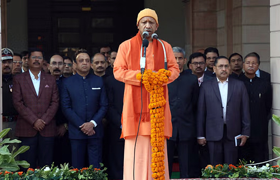 सीएम योगी ने फहराया तिरंगा, बोले- देश हमें न्याय, समता और बंधुता के साथ जुड़ने की प्रेरणा देता है