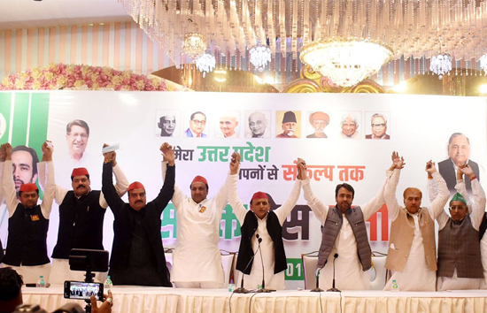 अखिलेश-जयंत की संयुक्त प्रेसवार्ता में अनुमति से ज्यादा जुटी भीड़, सपा जिला व महानगर अध्यक्ष पर एफआईआर दर्ज 