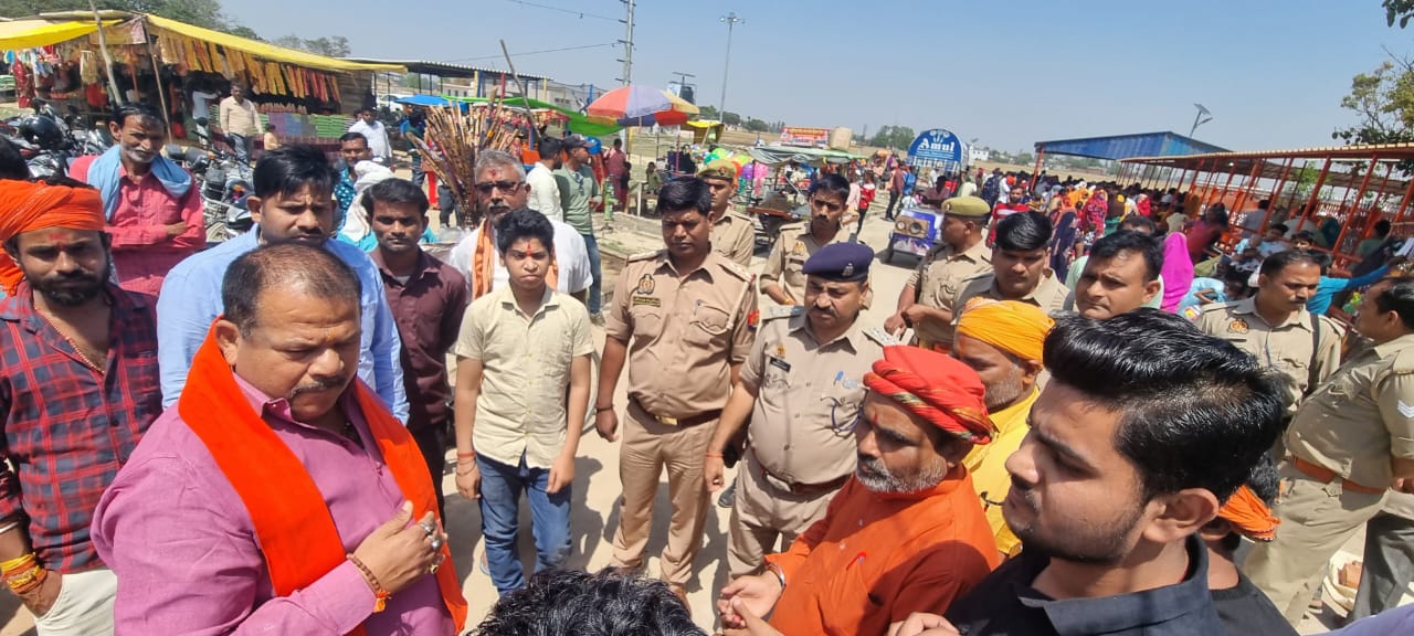 कार्यक्रम की तैयारियों का जायजा लेते पूर्व विधायक राघवेंद्र प्रताप सिंह