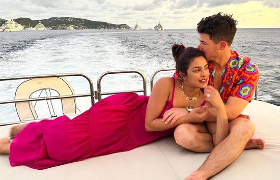 प्रियंका चोपड़ा और निक जोनस रोमांटिक मूड़ में खिंचवाई फोटो, सोशल मीडिया पर वायरल 