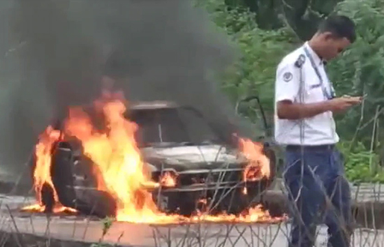 महाराष्ट्र : नागपुर में आर्थिक से परेशान होकर युवक ने पत्नी-बेटे समेत कार में पेट्रोल छिड़ककर लगाई आग