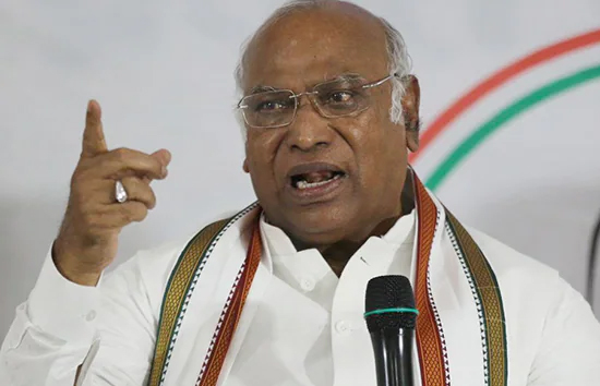 कांग्रेस अध्यक्ष ने मोदी सरकार पर लगाया आरोप, कहा- युवाओं को रोजगार देने के लिए नहीं है गंभीर