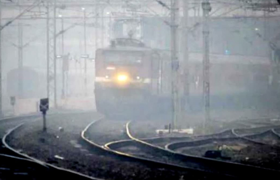 कोहरे ने रोकी ट्रेन की रफ्तार, वंदे भारत सहित 57 से अधिक ट्रेनें लेट, विमानों का भी बुरा हाल 