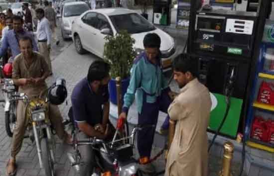 होर्मुज संकट ने बढ़ाई पाकिस्तान की मुश्किलें, Fuel की कीमतों में 200 फीसदी तक का इजाफा  