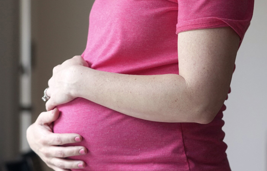 पति की गैरमौजूदगी प्रेमी से तीसरी बार प्रेग्नेंट हुई पत्नी...राज खुला तो पति ने उठाया सख्त कदम 