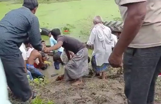लखनऊ : चंद्रिका देवी मुंडन संस्कार में जा रहे लोगों से भरी ट्रैक्टर-ट्राली पलटी, 9 की मौत