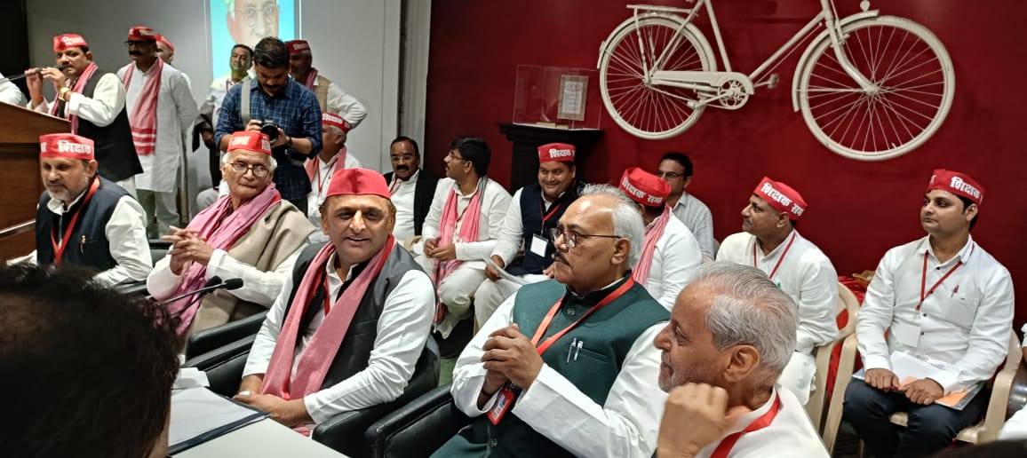 शिक्षक दिवस पर सपा कार्यालय में आयोजित हुआ कार्यक्रम, 11 शिक्षकों को अखिलेश ने किया सम्मानित 