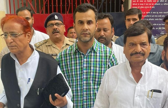 23 महीने बाद जेल से बाहर आए आजम खान, मीडिया के सवालों को नहीं दिया जवाब, मुस्कुराते रहे 